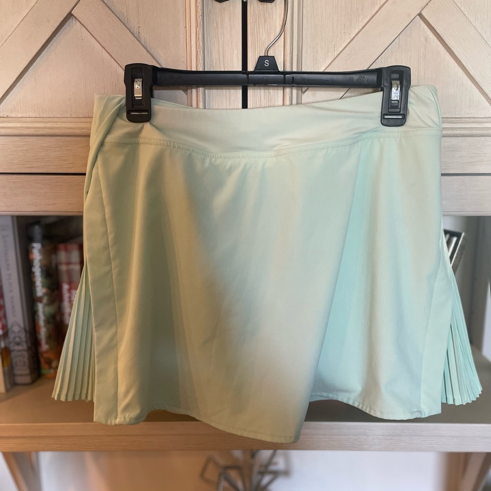 EUC Lululemon peek pleat high rise tennis skirt size 8. From a SFPF home.